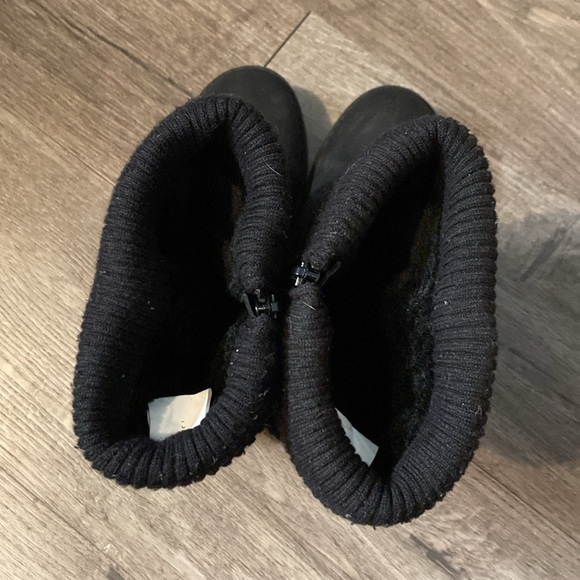 Dream Pairs, Girls size 2 fur lined boots. So sweet! - Picture 9 of 9